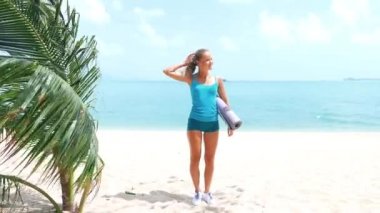 egzersiz minderi sahilde tutan kadın