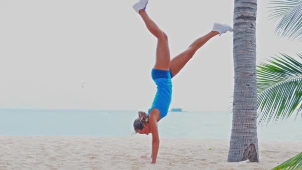 Mujer practicando yoga — Vídeos de Stock