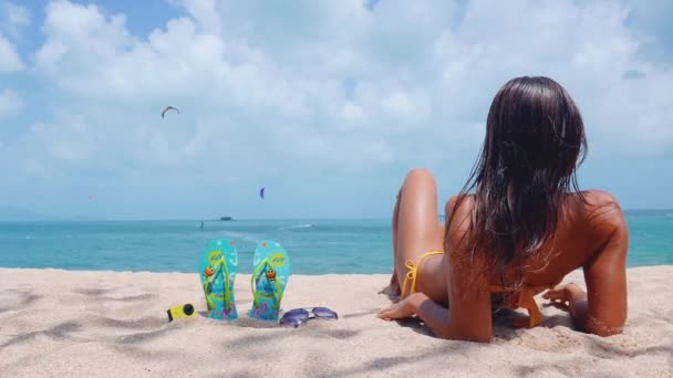 Mujer en una playa tropical — Vídeo de stock