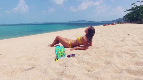 Mujer en una playa tropical — Vídeo de stock