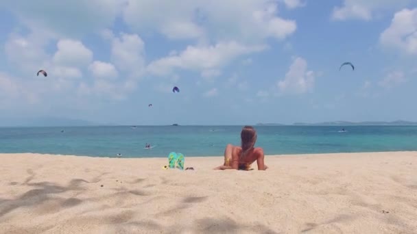 Frau an einem tropischen Strand — Stockvideo