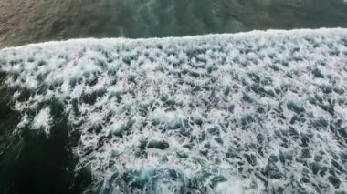 Dalgalar Bali yukarıda uçuşlar