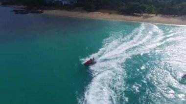 Jet Ski üzerinde yelken arkadaşlar