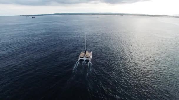 Blick von Drohne auf Segelboot-Jacht — Stockvideo