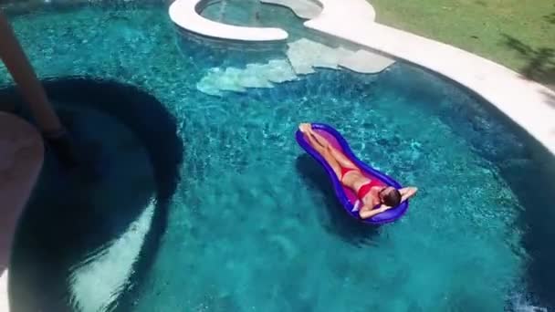 Menina relaxante no colchão de ar na piscina — Vídeo de Stock