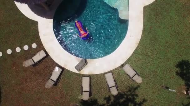 Girl relaxing on air mattress in pool — Stock Video