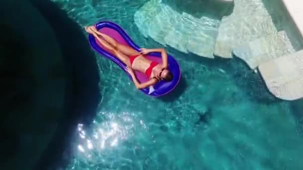 Menina relaxante no colchão de ar na piscina — Vídeo de Stock