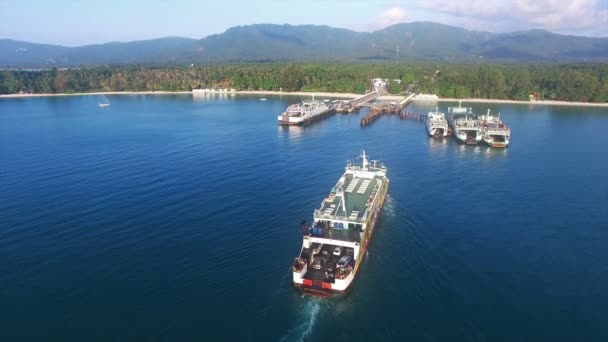 Bateaux Samui ferry sur l'île en Thaïlande — Video