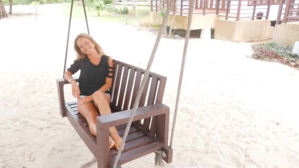 Mulher relaxante e sonhando acordado no balanço — Vídeo de Stock