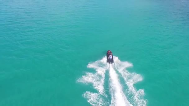 Velocidade barco navegando no mar de verão — Vídeo de Stock