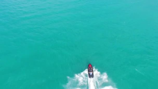 Speedboote fahren im Sommer auf hoher See — Stockvideo