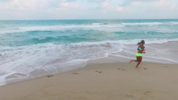 Женщина бегает на открытом воздухе на пляже — стоковое видео
