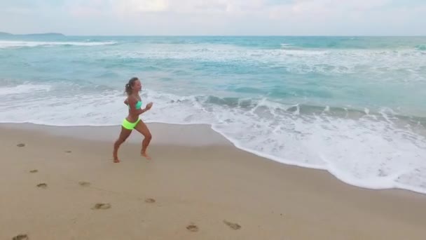 Жінка біжить на відкритому повітрі на пляжі — стокове відео
