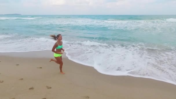 Vrouw joggen buiten op strand — Stockvideo