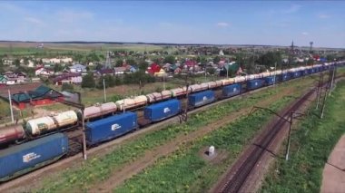Tren demiryolu üzerinde çalışan