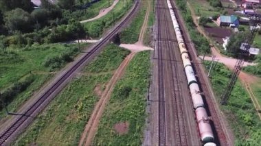 Tren demiryolu üzerinde çalışan