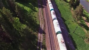 ormandaki demiryolu üzerinde çalışan tren