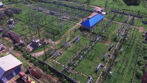 Instalación de energía eléctrica en el campo — Vídeos de Stock