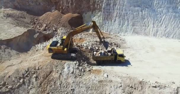 Bagger und Kipper auf der Baustelle. hong kong — Stockvideo