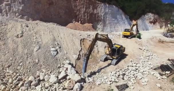 Flygfoto grävmaskiner och tipper lastbilar vid konstruktion. Hong Kong — Stockvideo