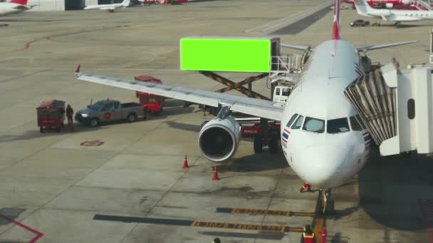 El avión en el aeropuerto al cargar — Vídeos de Stock