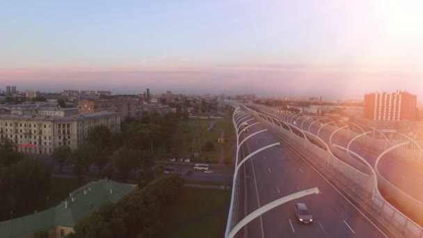 Вид с воздуха на шоссе в большом городе на закате . — стоковое видео