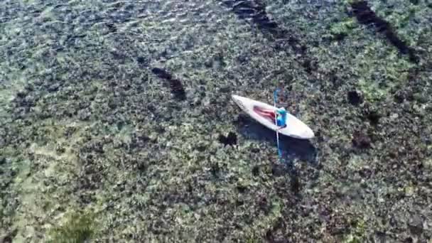 Jovem senhora remando o caiaque no mar com muitos salpicos — Vídeo de Stock