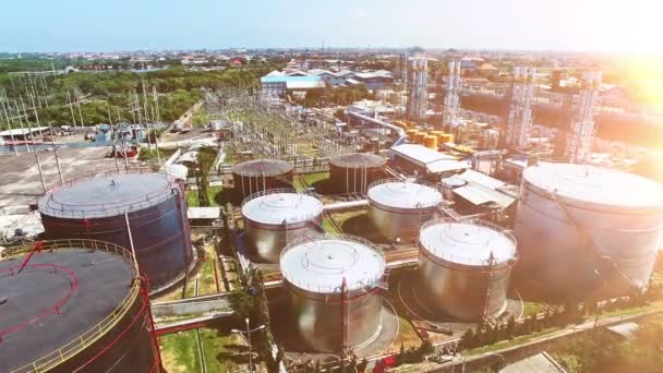 Gas y petróleo industrial desde la vista aérea y el sol brillan — Vídeo de stock