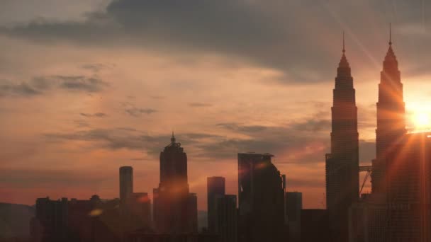 Остановите движение. Восход солнца в Куала-Лумпуре с силуэтом горизонта города Куала-Лумпур — стоковое видео