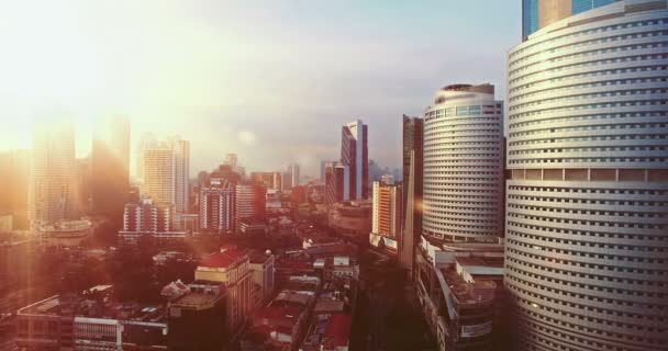 Кінематографічна стиль. Пташиного польоту Куала-Лумпур при сходом сонця з сонцем у між будівлі центру міста Куала-Лумпур — стокове відео
