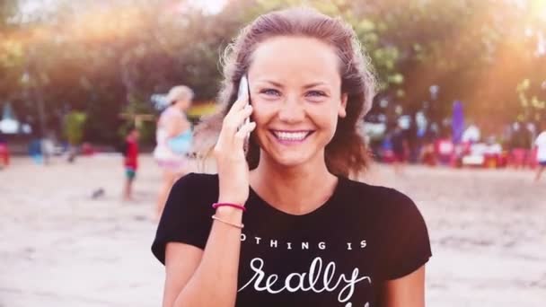 Cep telefonunuzda gülerek mutlu bir kadın — Stok video