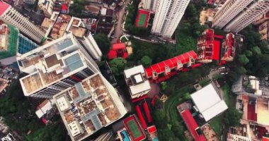 Petronas ikiz kuleleri veya Kuala Lumpur Şehir Merkezi Klcc manzarası parçası olarak Kuala Lumpur şehrinin günbatımı manzarası.