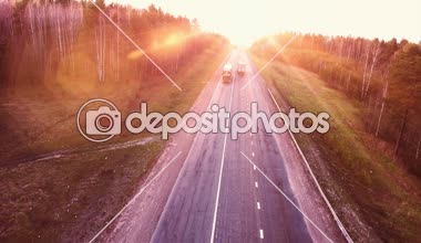 Uçuşlar Otoban yol batımında yukarıda. Yolda kamyon havadan görünümü.