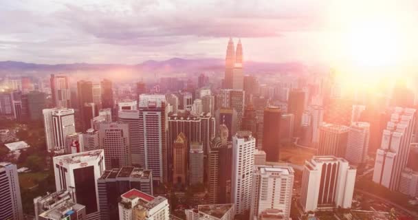 Parte da cidade de Kuala Lumpur e as Torres Gêmeas Petronas ou Kuala Lumpur City Centre KLCC como parte do horizonte ao pôr do sol — Vídeo de Stock