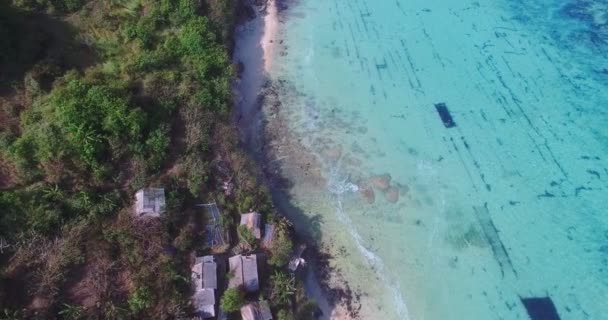 パラダイス ビュー海の上。空の熱帯のビーチ、青い海、バリ島の白い泡波ののどかな眺め.海の上。バリ島の空中海の景色。ビーチのそばの海の波の眺め.空中の海. — ストック動画