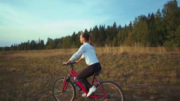 Deporte. Bicicleta de montaña ciclista montar una sola pista — Vídeos de Stock