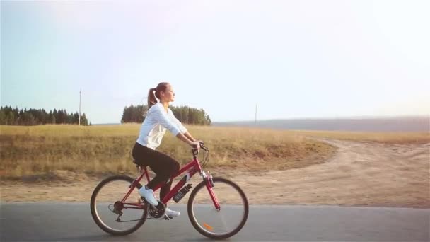 Sport. Mountainbike cyklist ridning enda spår — Stockvideo