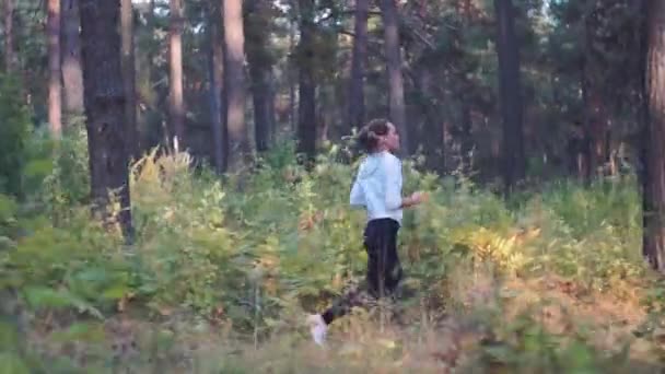 Junge Frau läuft. Läuferin joggt auf nebliger Straße, frühmorgens bei Sonnenaufgang bricht die Sonne durch die Bäume, während sie beim Fitnesstraining trainiert. — Stockvideo