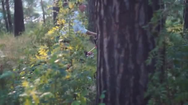 Mujer atlética joven con bicicleta en el bosque — Vídeo de stock