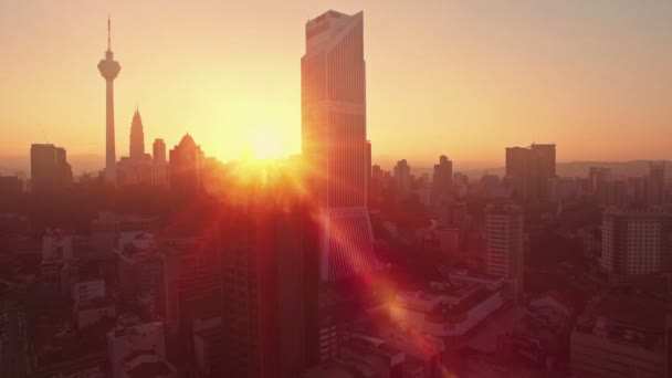 일출에서 쿠알라룸푸르 시의 높은 보기. — 비디오