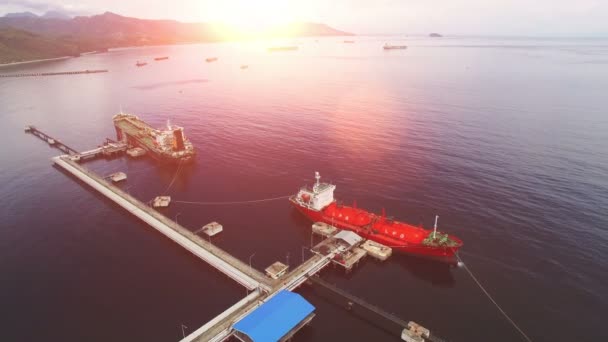 Нафтовий танкер на нафтопереробний завод в Індонезії в sun set. — стокове відео