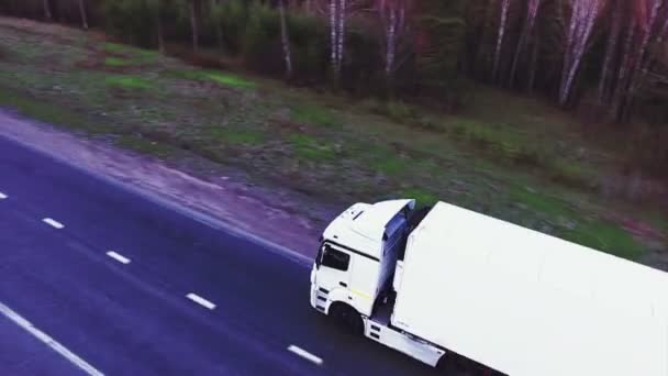 De nombreux camions roulent sur l'autoroute vers le soleil couchant. Heure de pointe sur l'autoroute près de Belgrade - Serbie . — Video