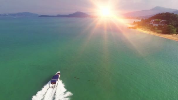 Slowmotion. Краєвид гарний вид на море з тропічних узбережжя і високошвидкісний човен на Tachai острові, Пханг Нга, Таїланд — стокове відео