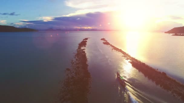 Vista aérea do barco de linha de madeira na Tailândia ao pôr do sol . — Vídeo de Stock