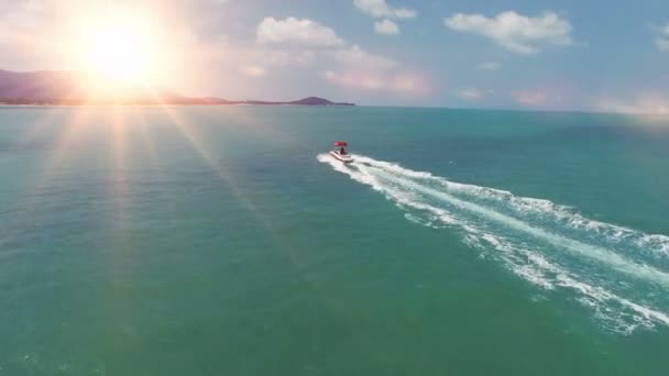 Hermoso paisaje marino con costa tropical y el barco de alta velocidad en la isla de Tachai, Phang nga, Tailandia — Vídeo de stock