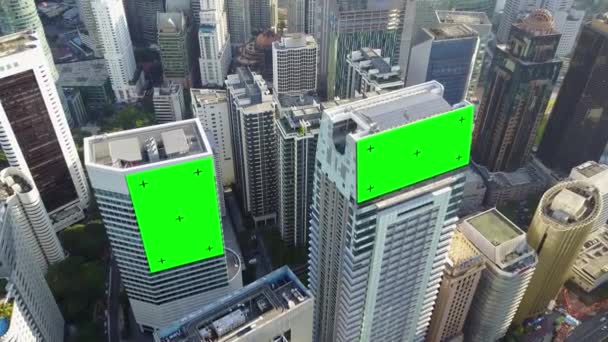 AERİAL. Gökdelenlerin üst görüntüsü ve izleme noktası olan yeşil ekran inşa panosu. Modern şehir sokaklarının kuş bakışı. — Stok video