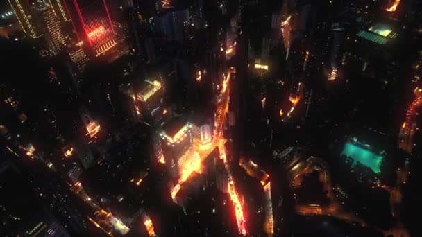 AERİAL. Gökdelenleri ve neon sokakları aydınlatan şehir merkezinin en üst görüntüsü. — Stok video