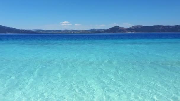 Impresionante vista sobre el agua de los océanos azules y mens mano con libélula. Fantástico paisaje de naturaleza marina con montañas. — Vídeo de stock