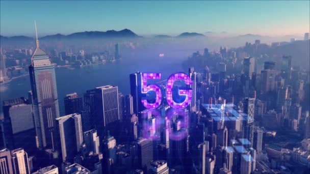 AERIAL. Digitalt koncept och 5G hologram med anslutningsledningar. Business Financial Downtown City och skyskrapor Tower Building Hong Kong stad. — Stockvideo