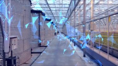 Kamera sayılarla mavi dijital çizgiler arasında hareket ediyor. Gelecekçi endüstri konsepti.